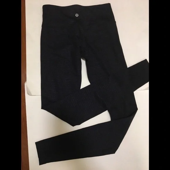 11. Lululemon Wunder Under Black Swan Sweater Print 4 - Picture 7 of 8